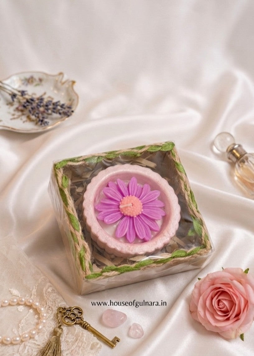 Daisy candle in ceramic bowl in kraft box