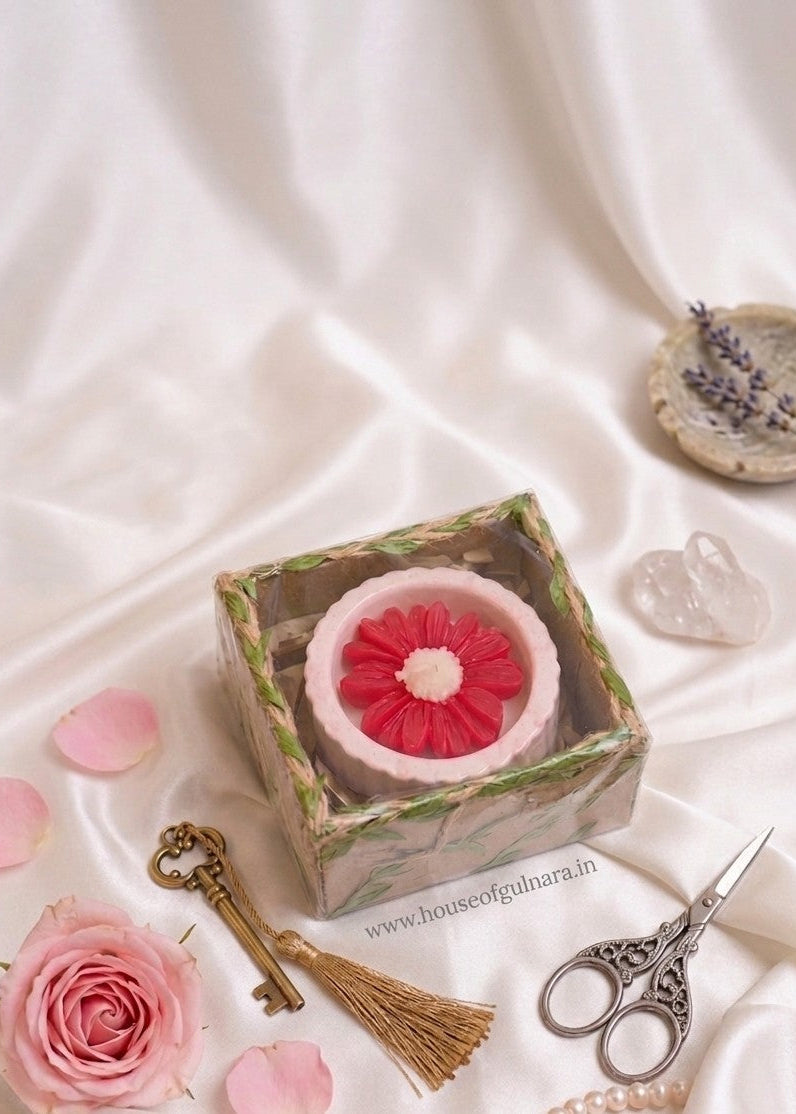 Daisy candle in ceramic bowl in kraft box