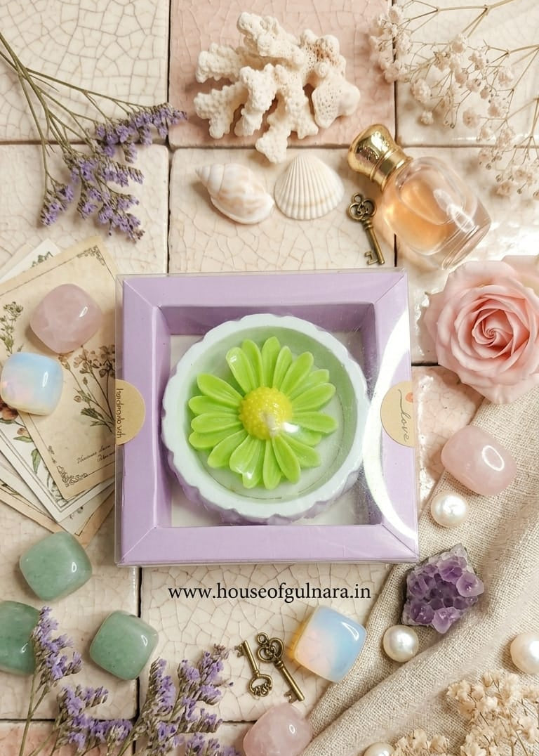 Daisy candle in ceramic bowl in kraft box