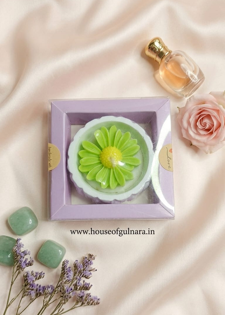 Daisy candle in ceramic bowl in kraft box