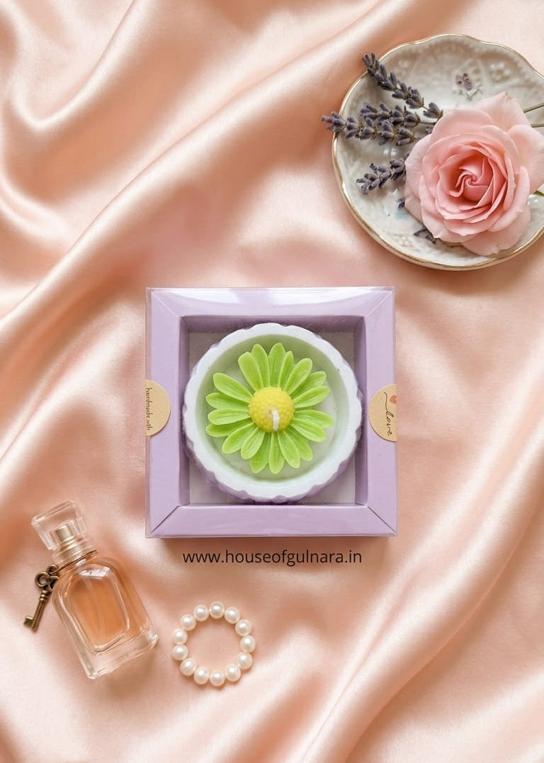 Daisy candle in ceramic bowl in kraft box
