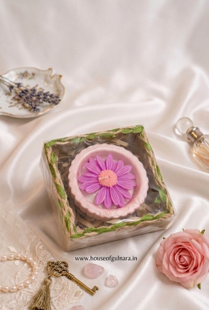 Daisy candle in ceramic bowl in kraft box